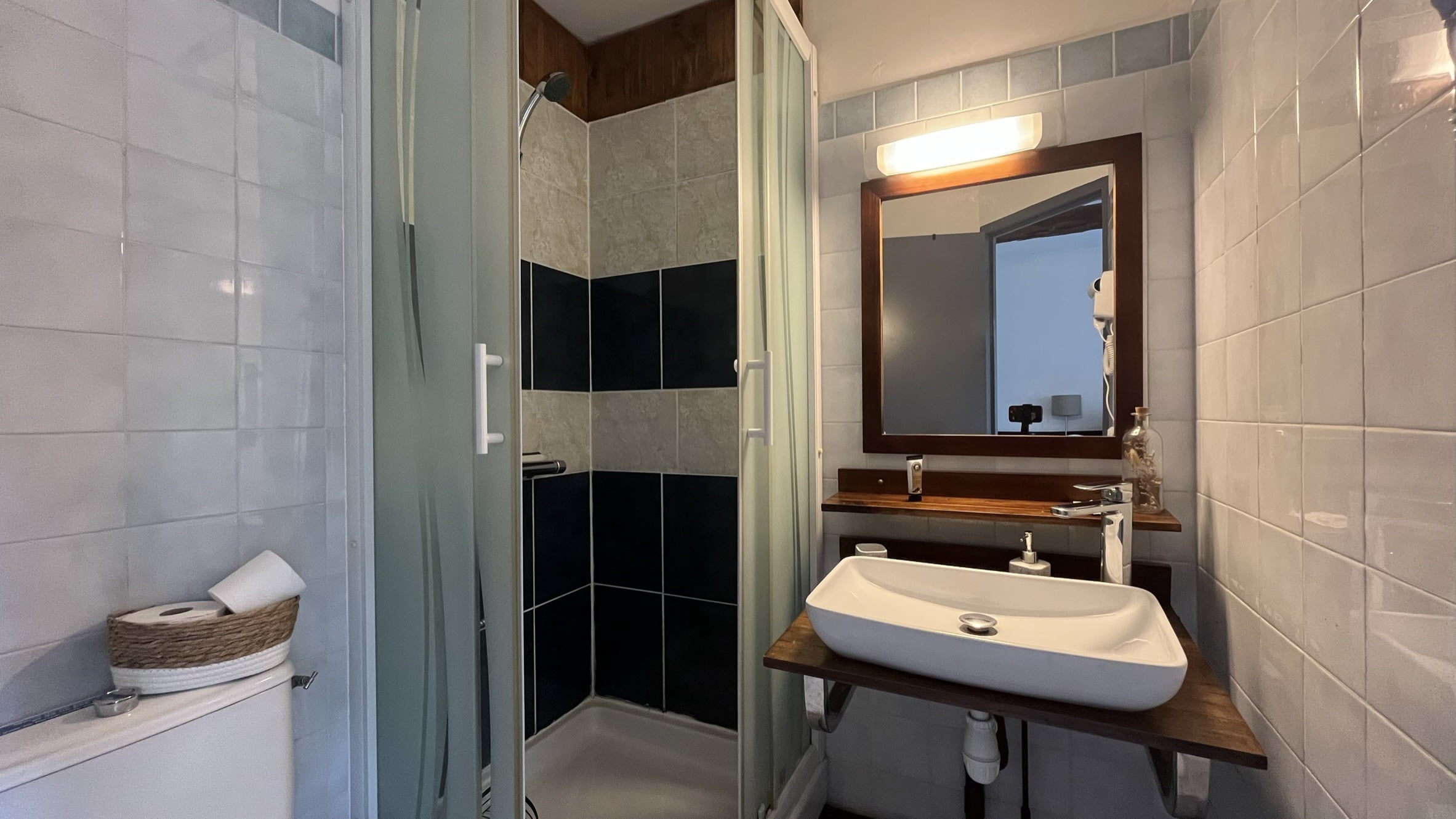 Salle de bain de la chambre Cayeux-sur-Mer comprenant une douche, un wc, un lavabo.
